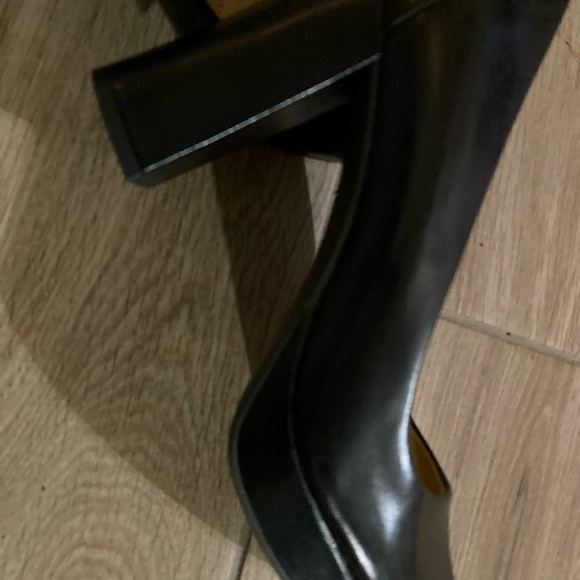 New Naturalizer Leather Shoes with thick heel and sole, very nice pair of shoes! - Picture 4 of 4
